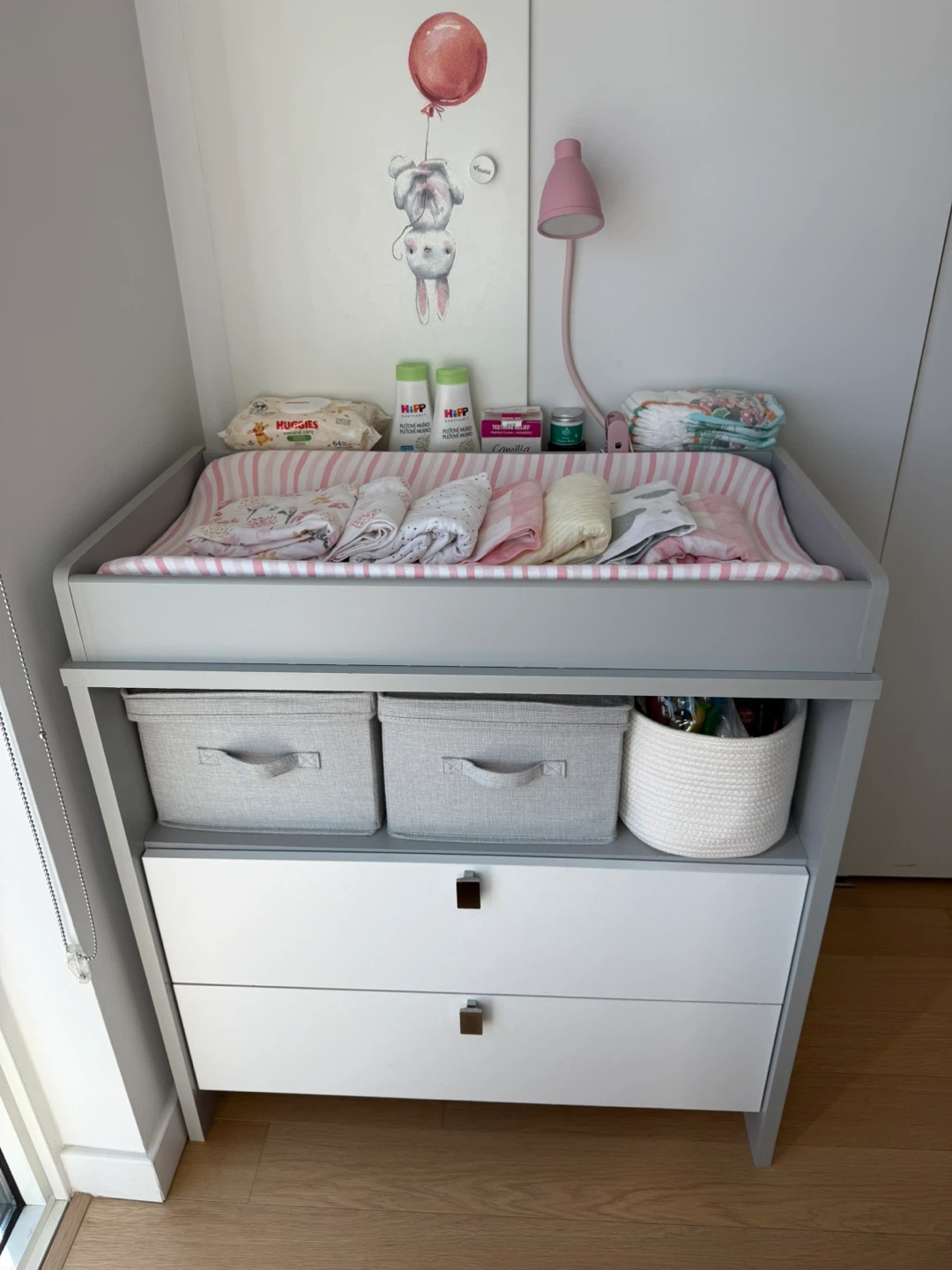 Baby changing station , FREE 9 Sheets and High Chair - Like New - photo 2