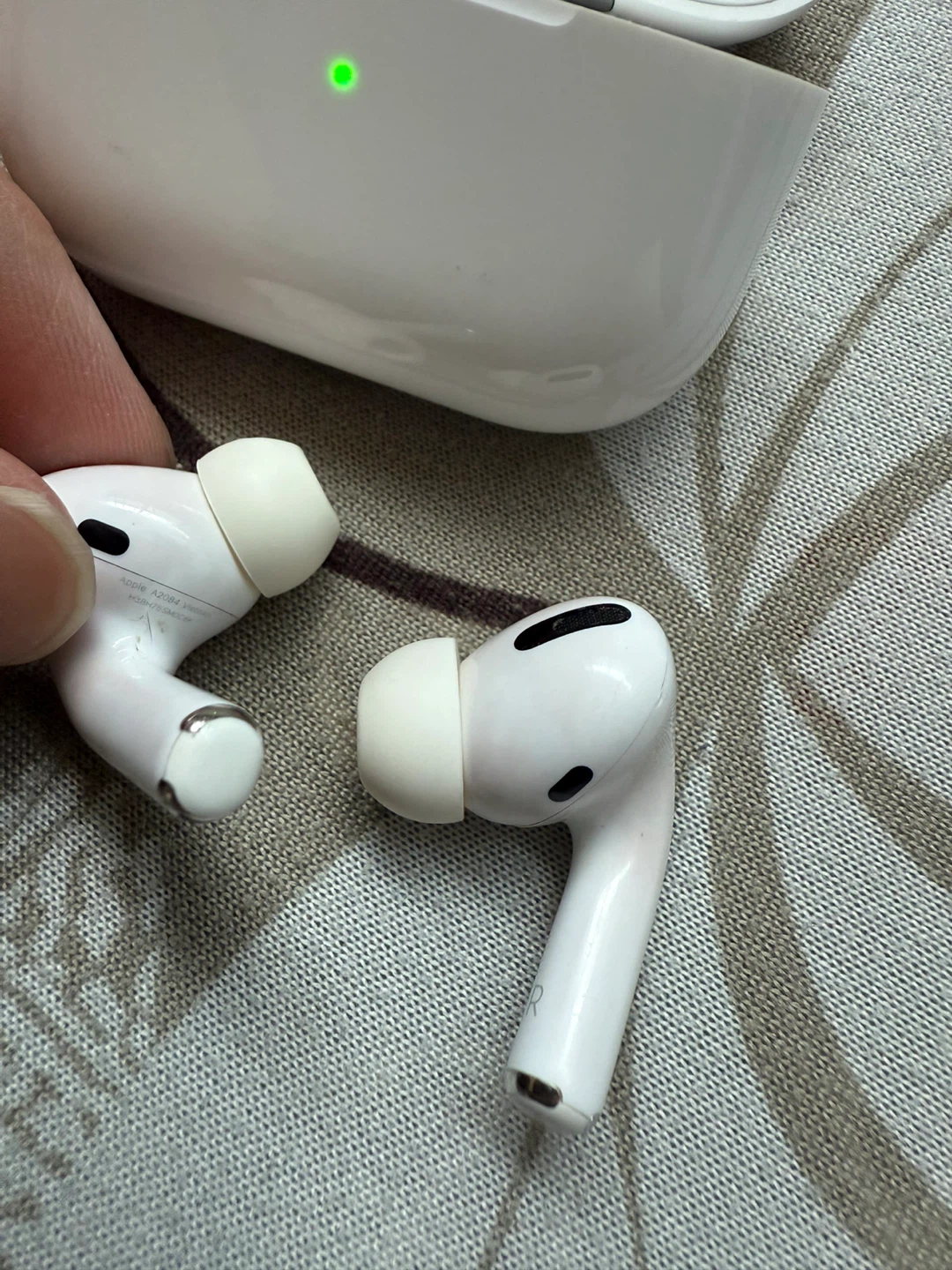 Apple AirPods Pro (1st Gen) with Charging Case - photo 2