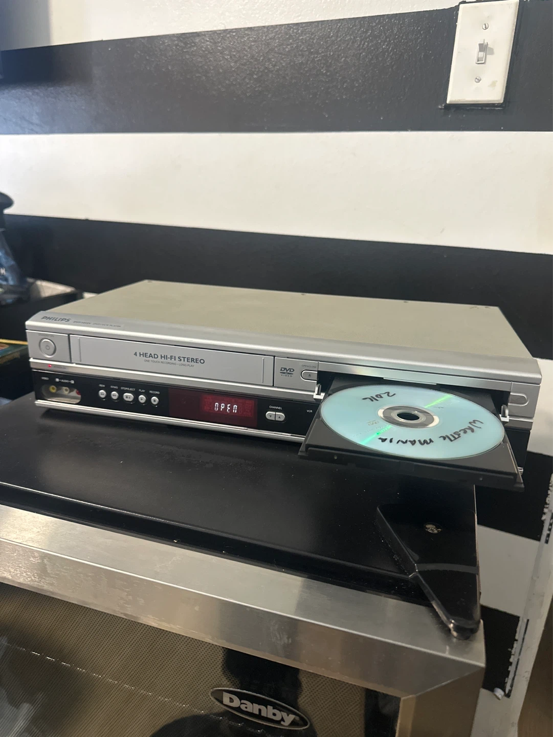 Philips DVD VCR Combo Player with Hi-Fi Stereo