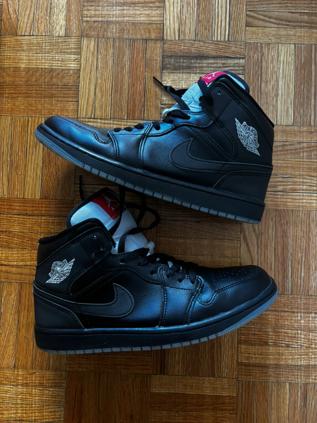 Air Jordan 1 Mid Black Sneakers. Especial Edition