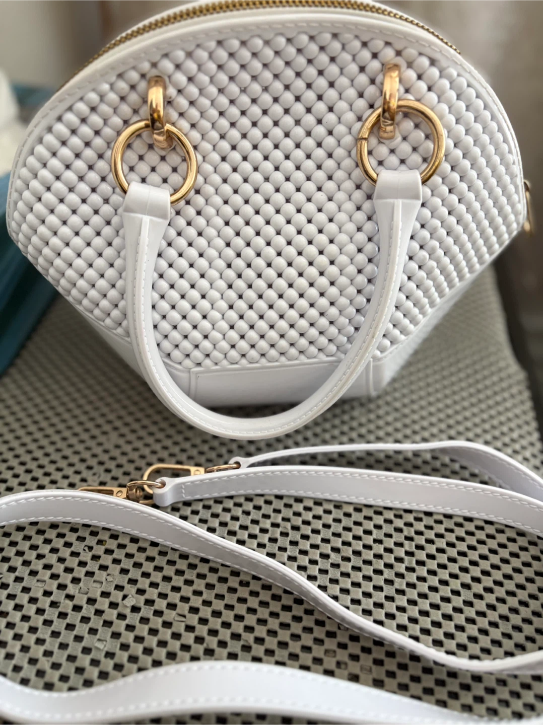 White beaded handbag with gold hardware - photo 2