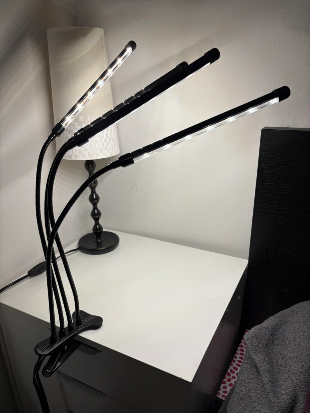 Clip-On Grow Light with 4 Flexible Goosenecks - photo 2