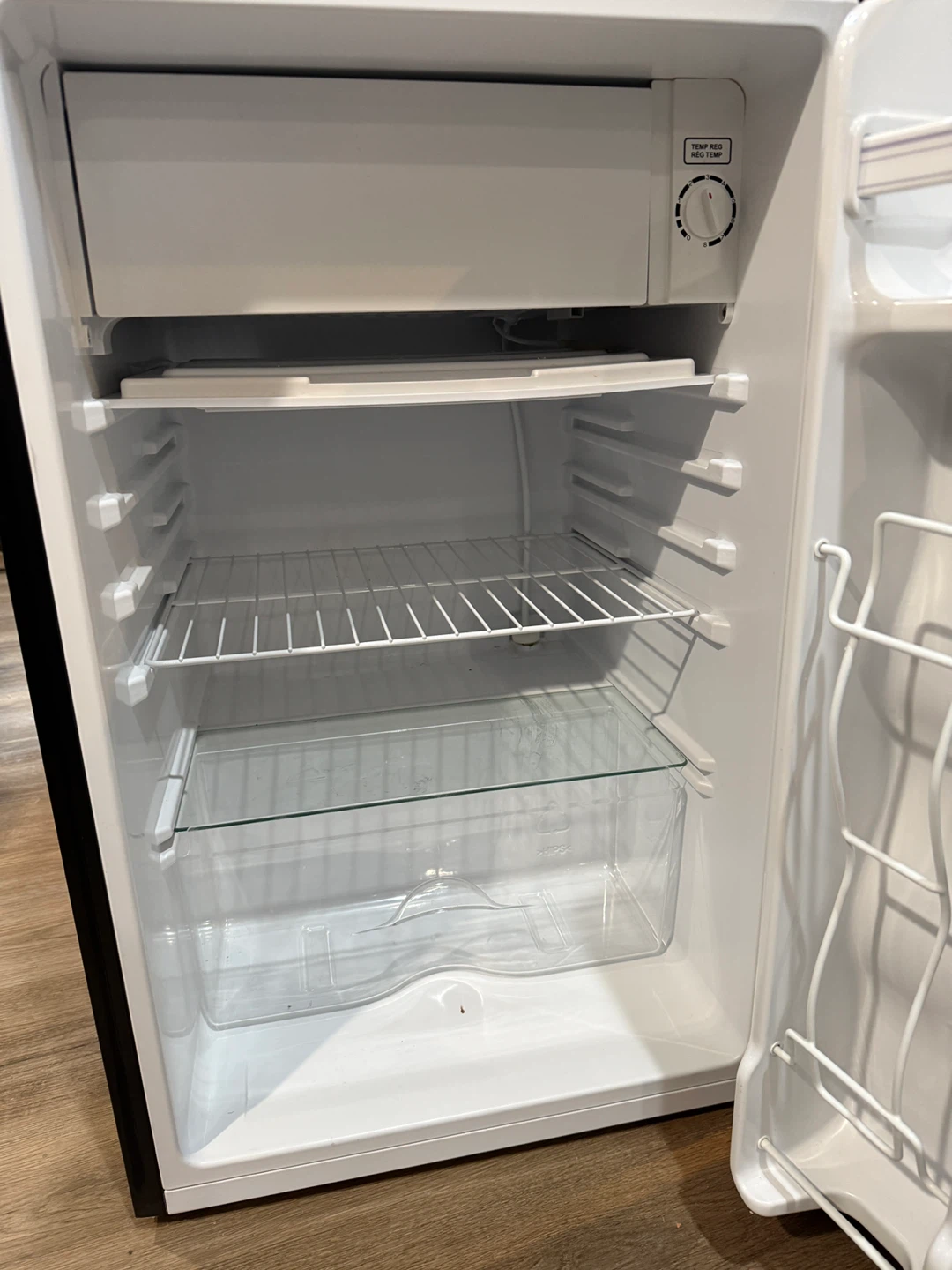 MASTER Chef Compact Refrigerator with Freezer - photo 4