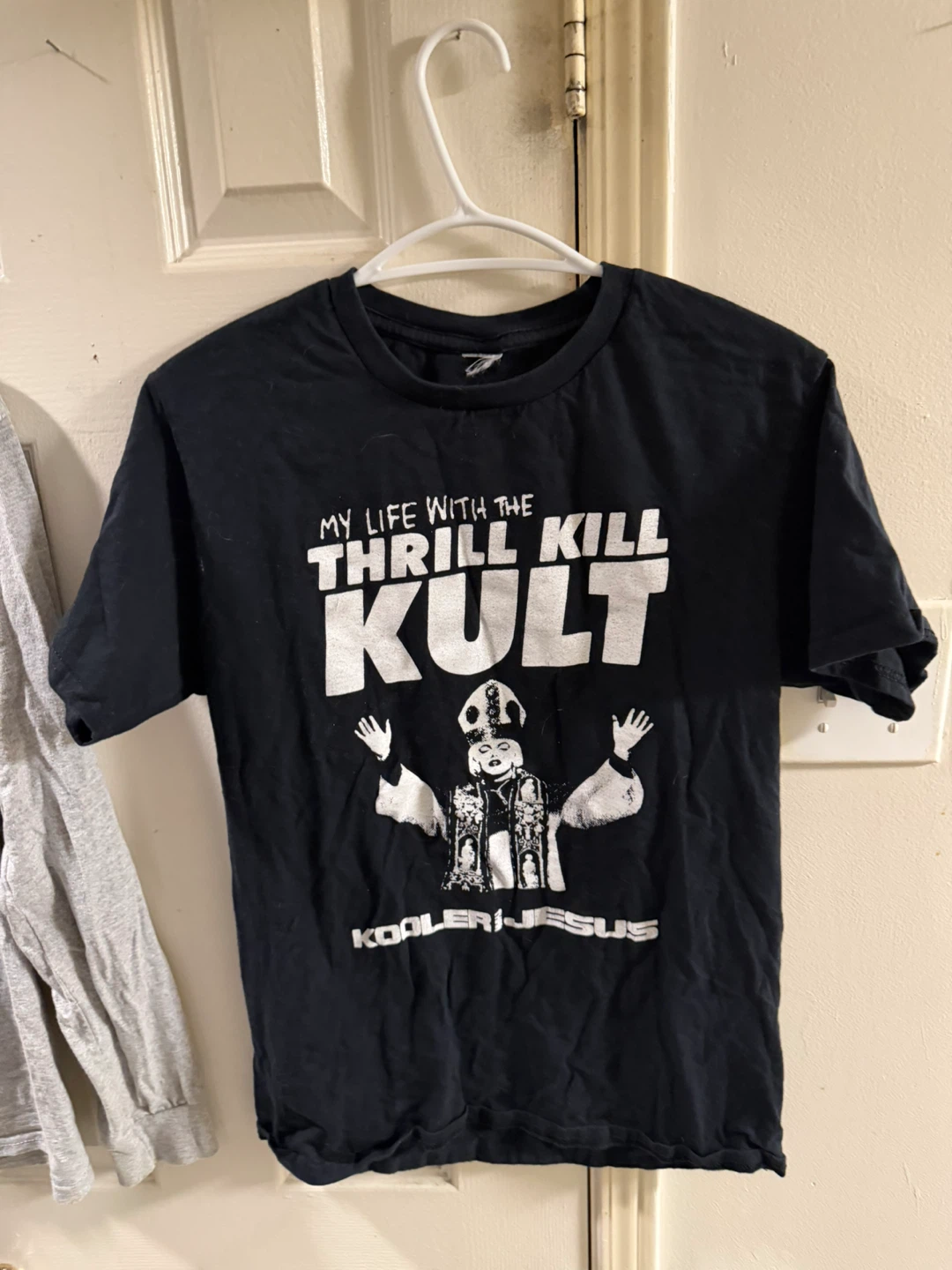 Bundle of 4 graphic tees and jeans - photo 4