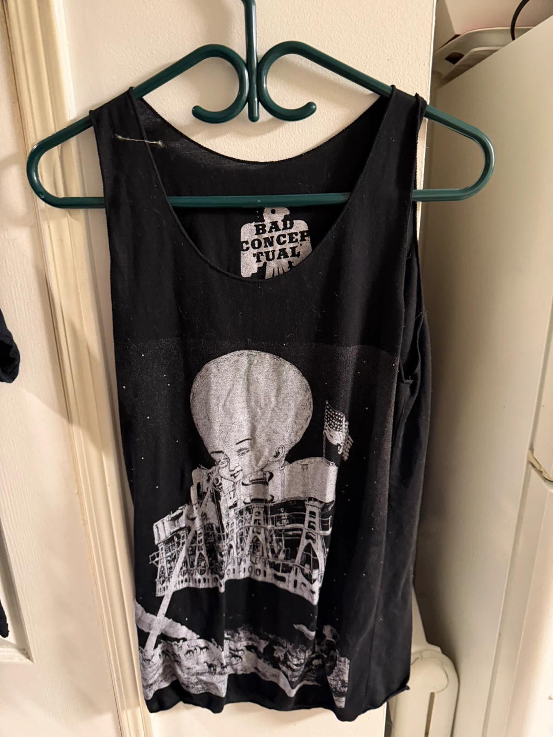 Bundle of 4 graphic tees and jeans - photo 2