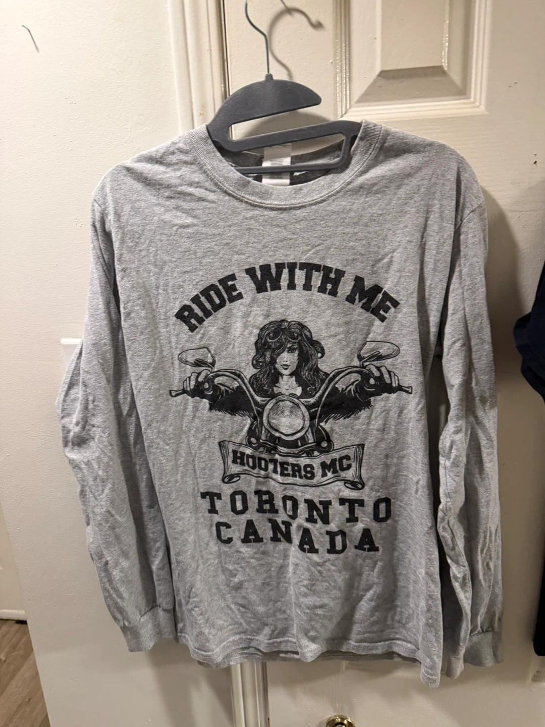 Bundle of 4 graphic tees and jeans - photo 3