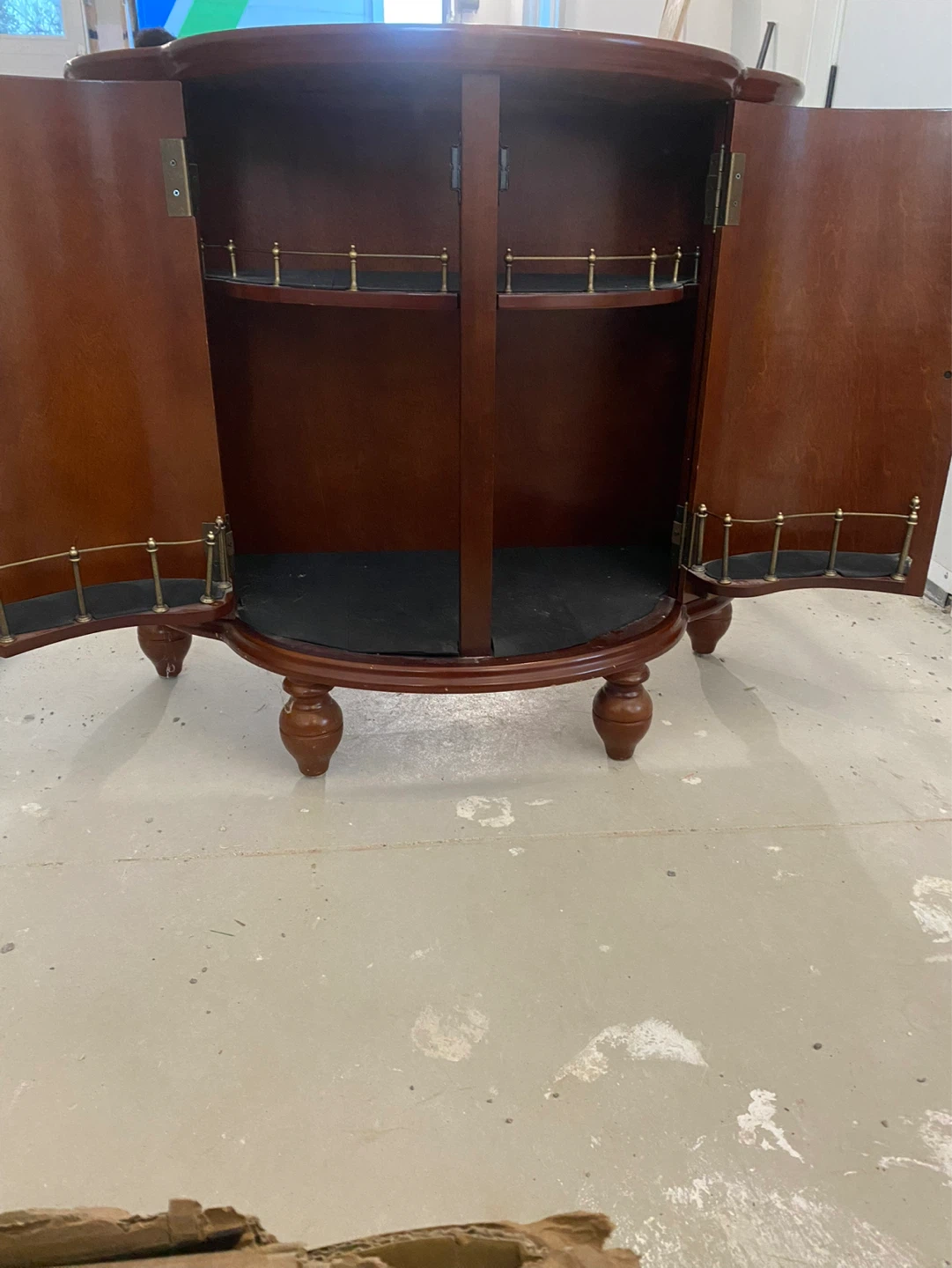 Elegant Curved Wooden Liquor Cabinet/Bar - photo 4