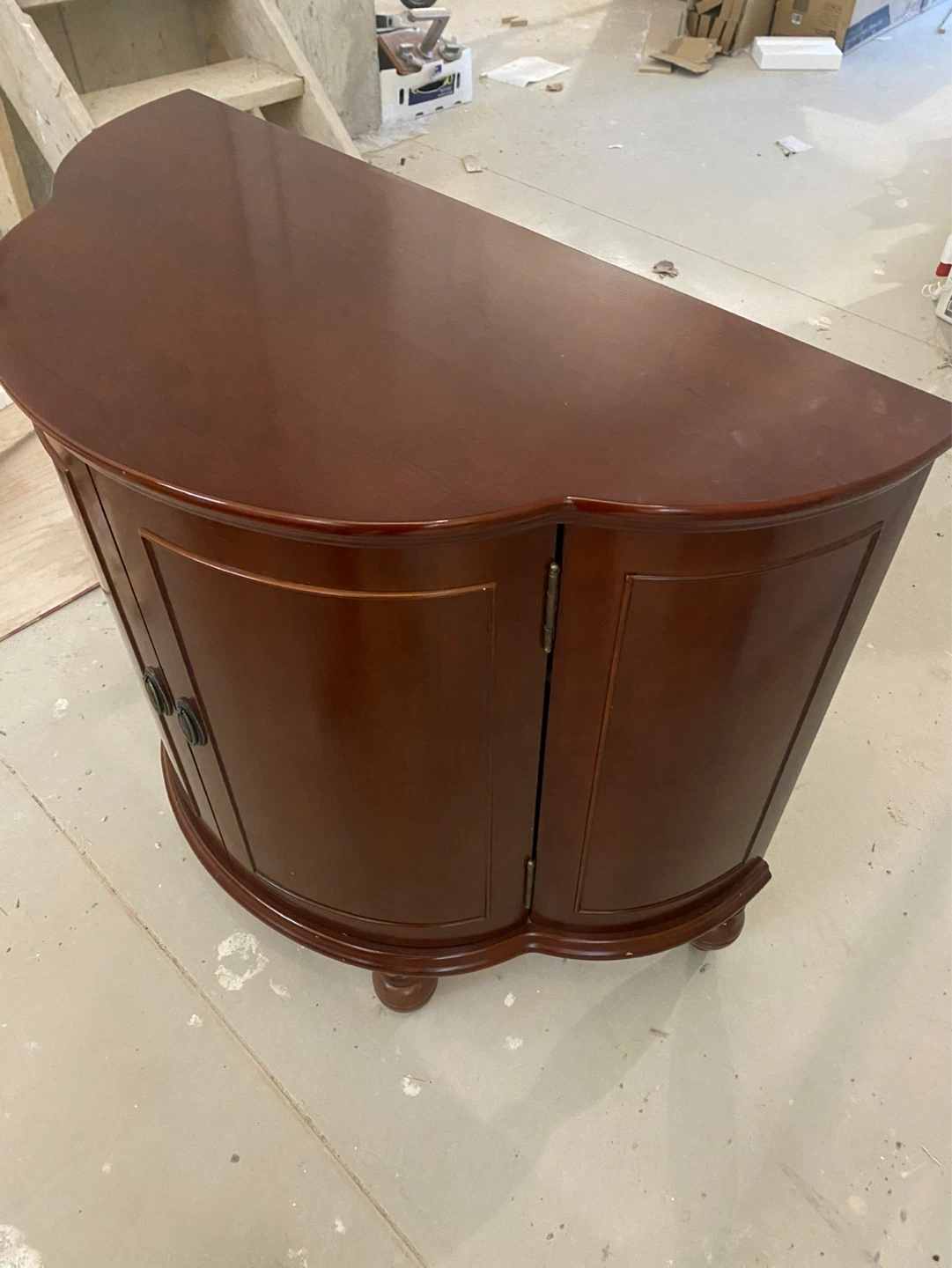 Elegant Curved Wooden Liquor Cabinet/Bar - photo 3