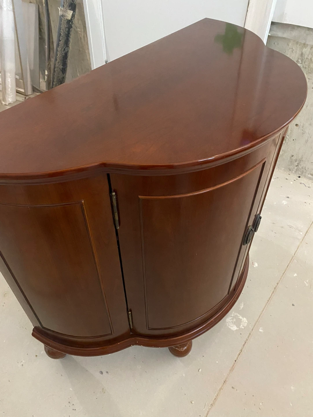 Elegant Curved Wooden Liquor Cabinet/Bar - photo 2
