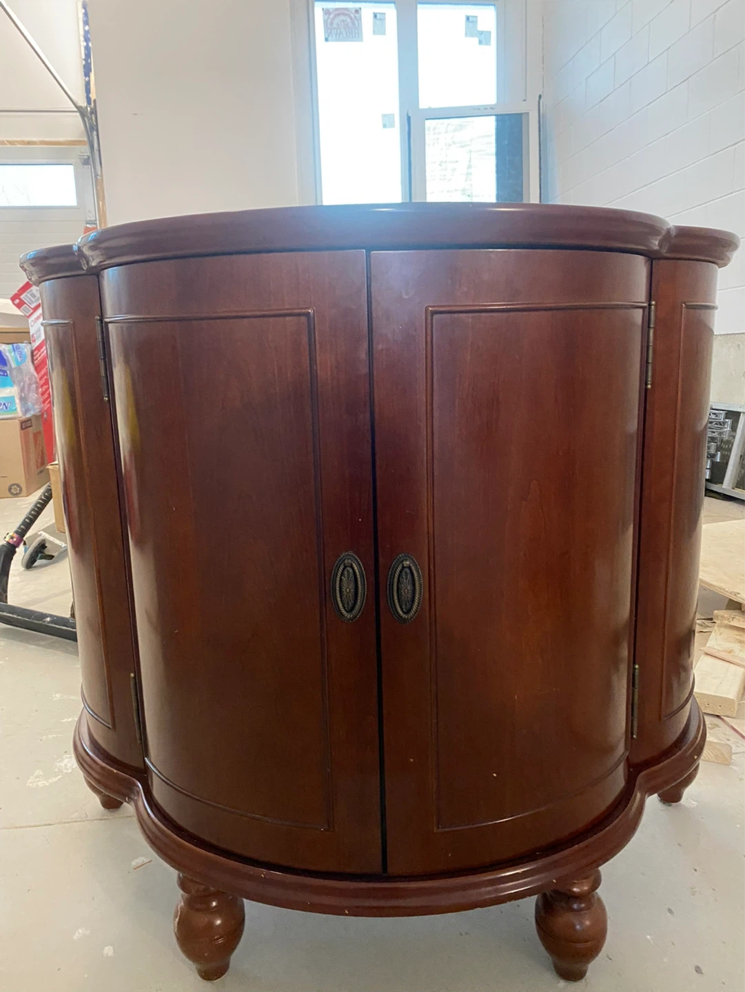 Elegant Curved Wooden Liquor Cabinet/Bar