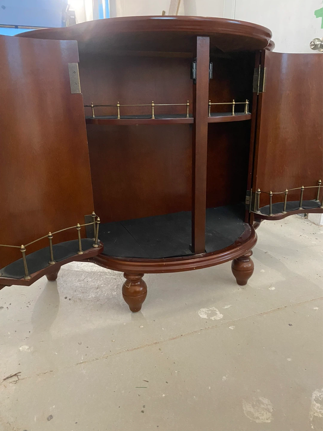 Elegant Curved Wooden Liquor Cabinet/Bar - photo 5