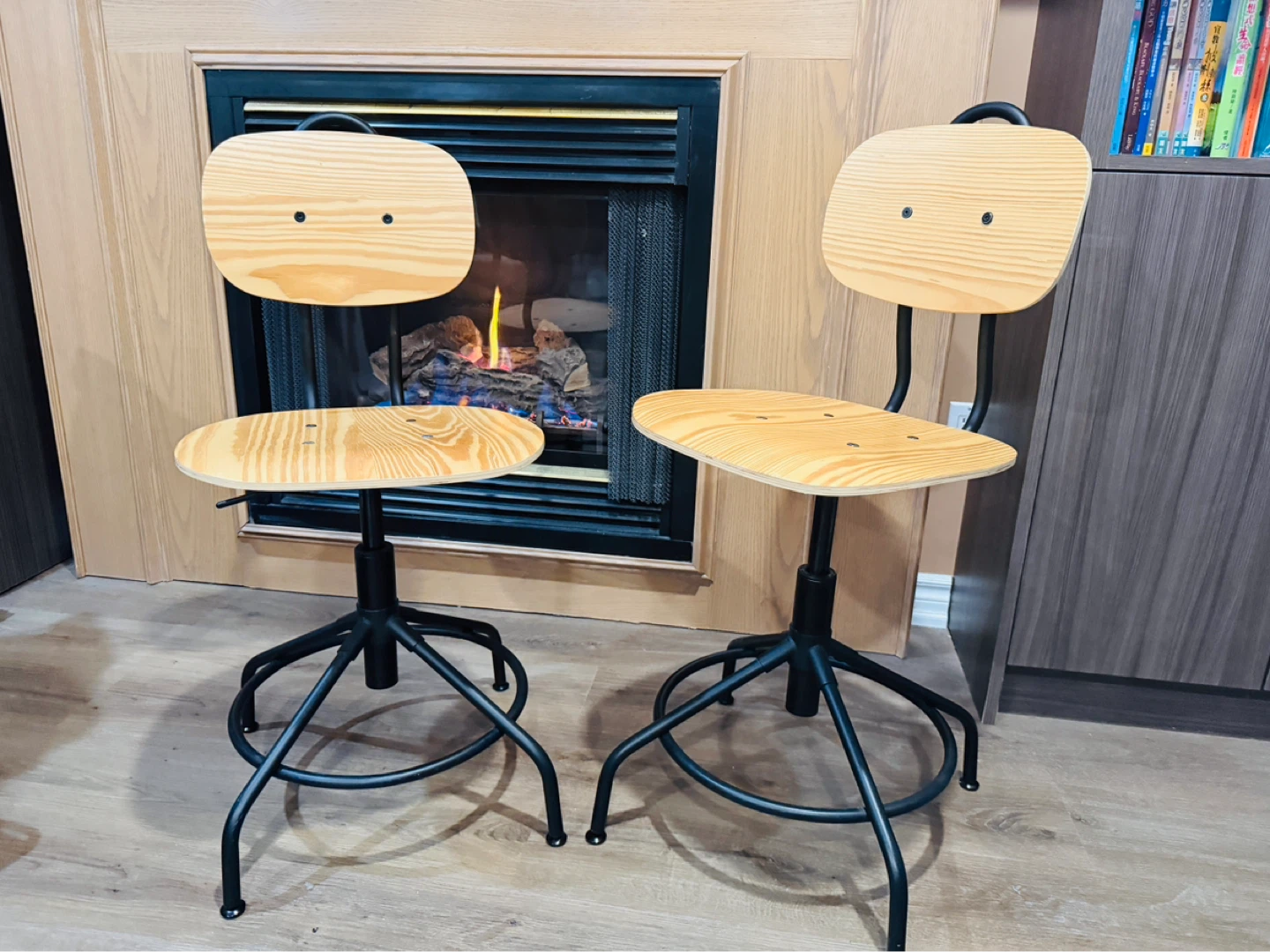 2 Adjustable Swivel Chair with Wooden Seat and Back