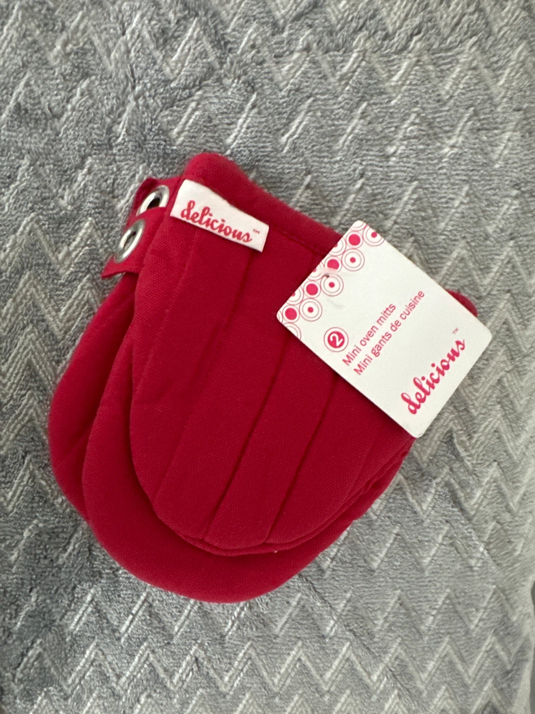 Delicious Red Mini Oven Mitts (Set of 2)