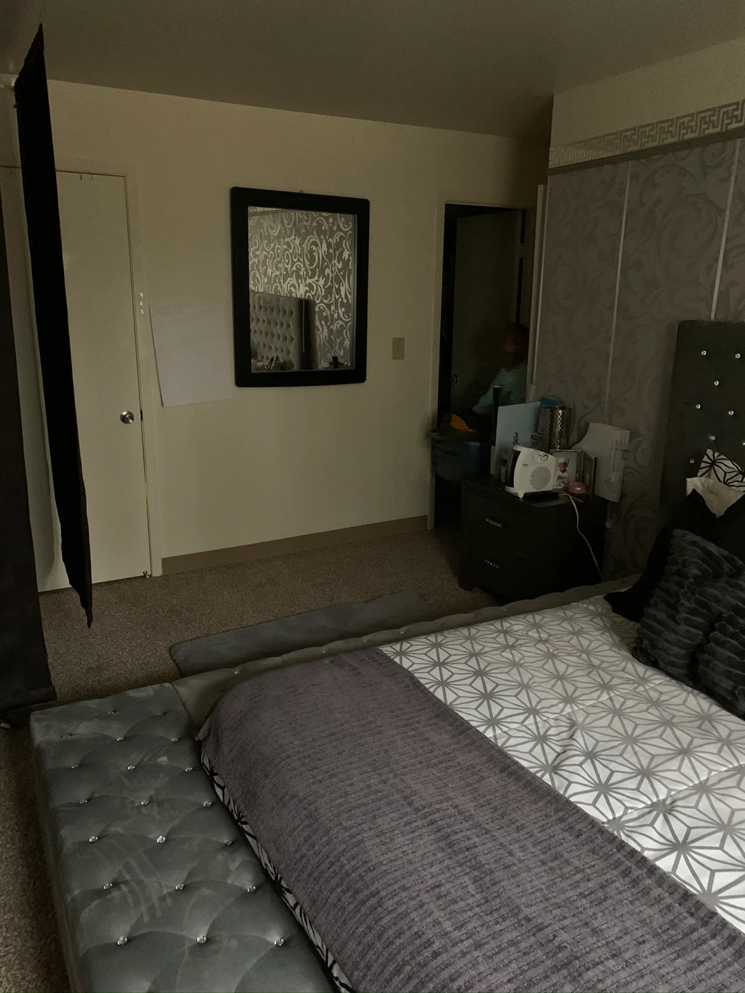 Queen size Platform Bed Frame with Crystal Tufting - photo 4