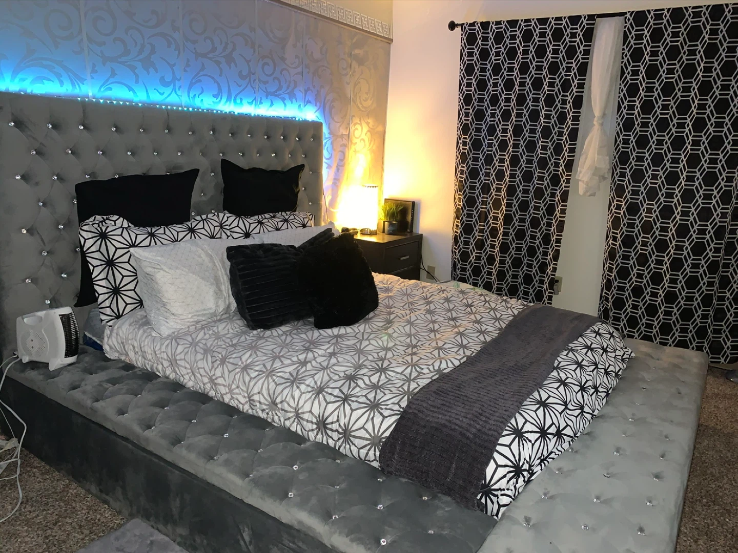Queen size Platform Bed Frame with Crystal Tufting - photo 2