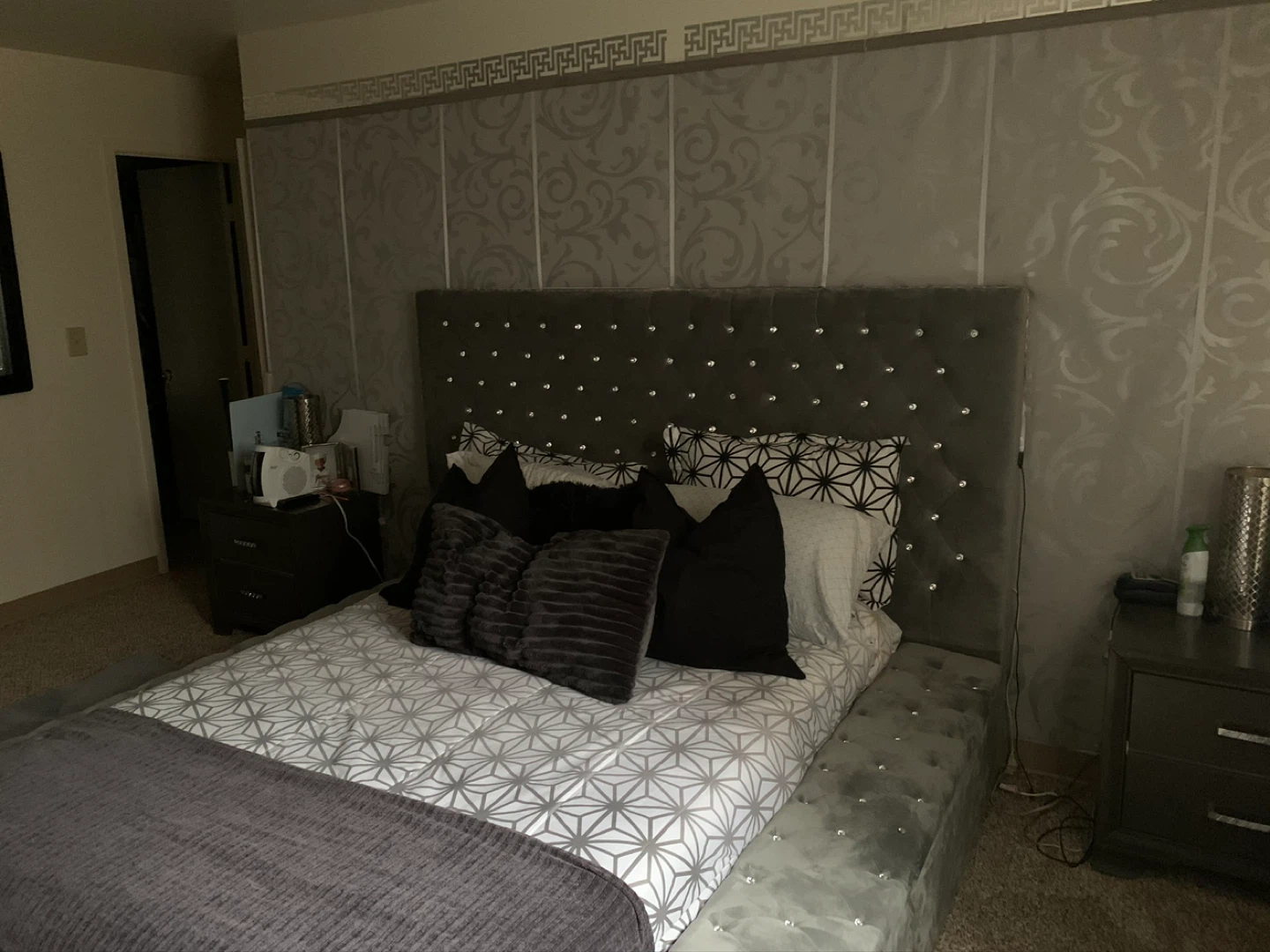 Queen size Platform Bed Frame with Crystal Tufting