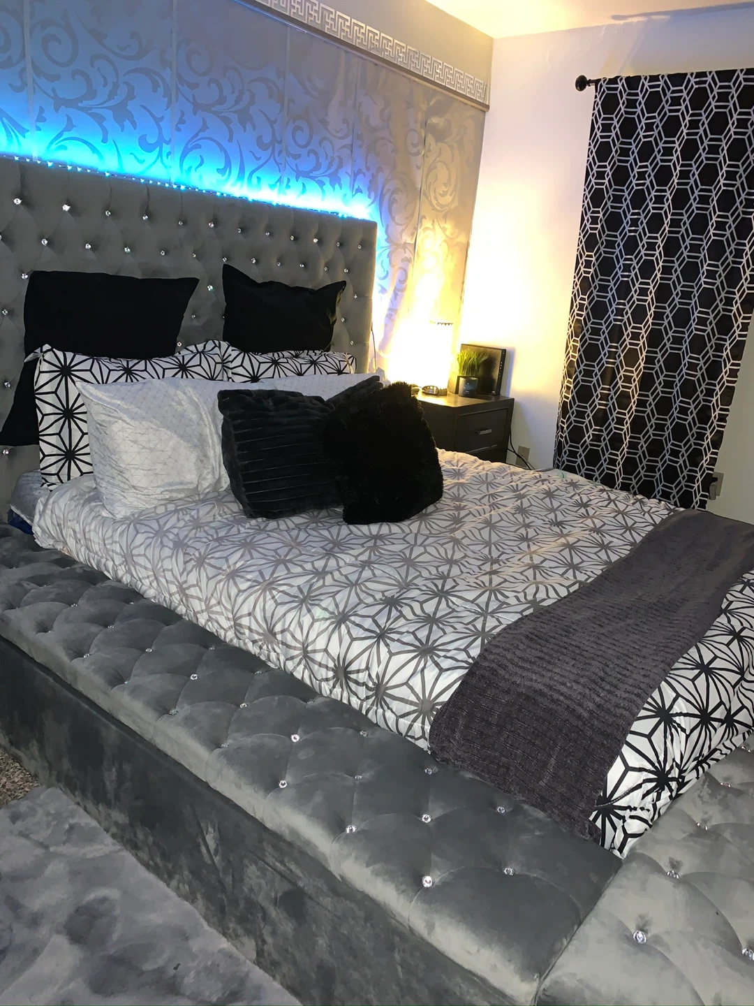Queen size Platform Bed Frame with Crystal Tufting - photo 3