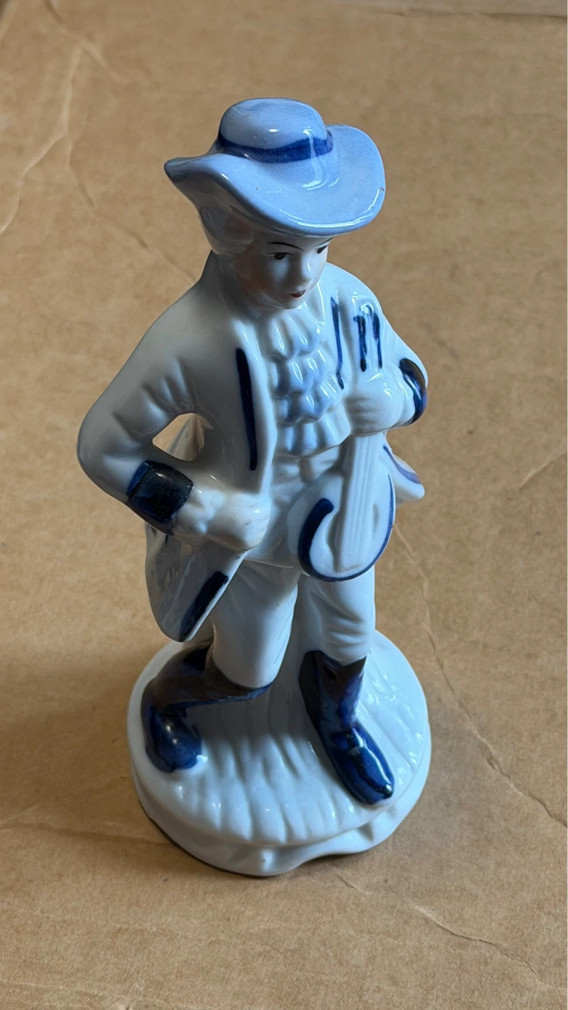 Vintage Porcelain Figurine of a Musician circa 1970 - photo 3