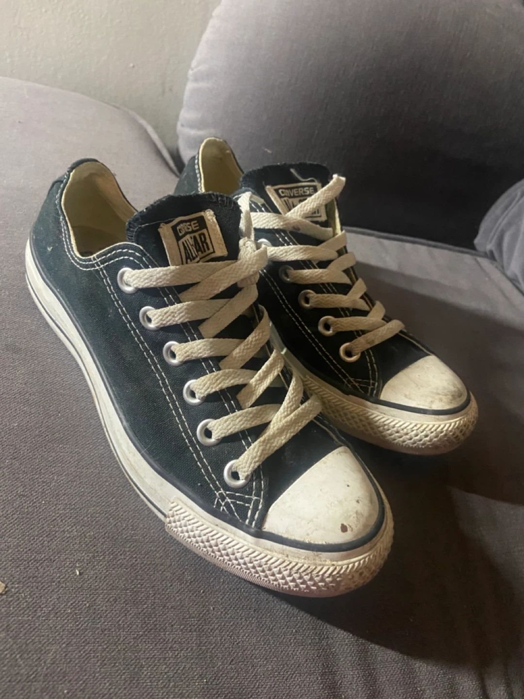 Converse low top size 6.5 women’s 4.5 mens