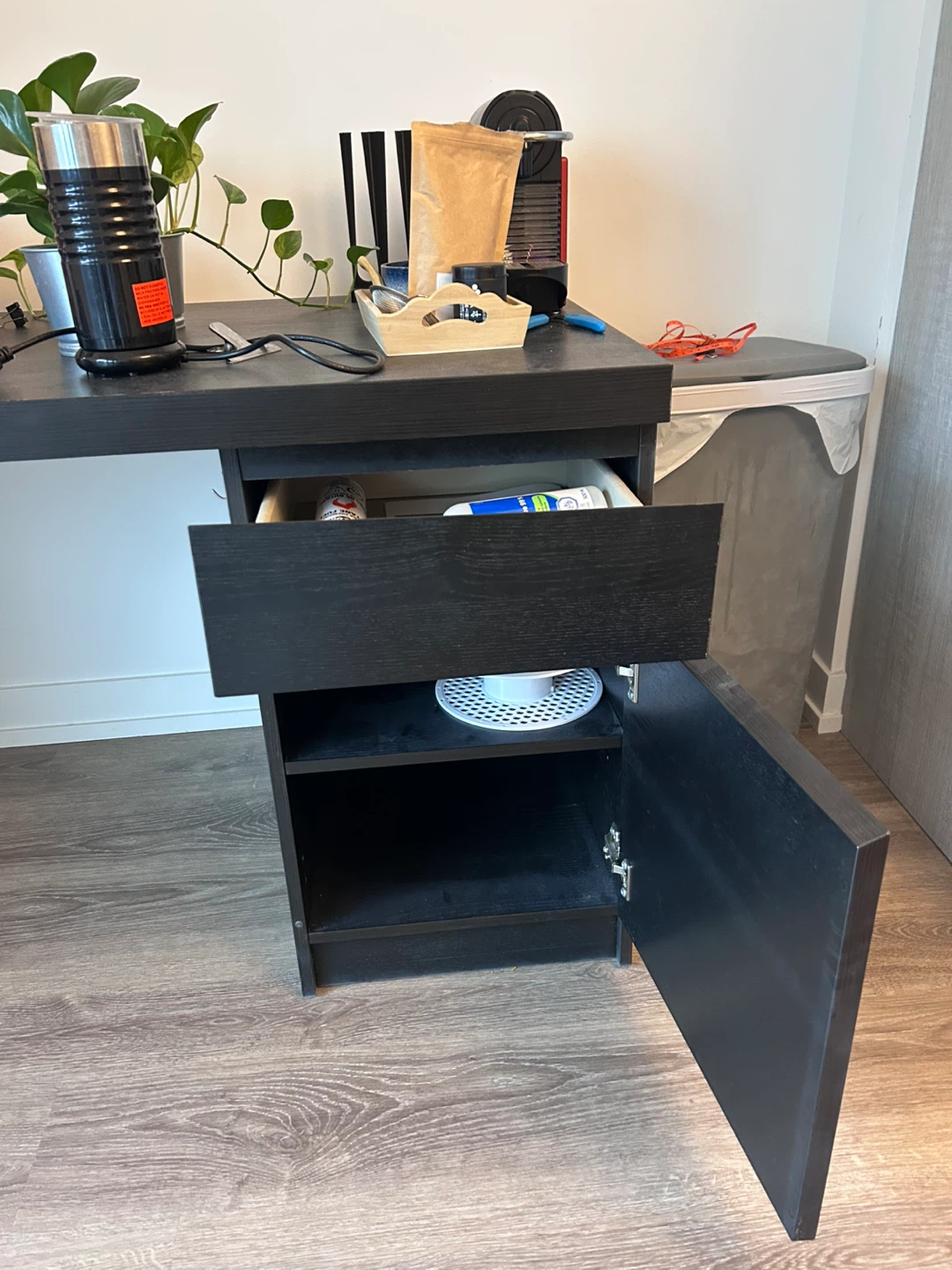 MOVING OUT SALE! Malm desk - photo 3