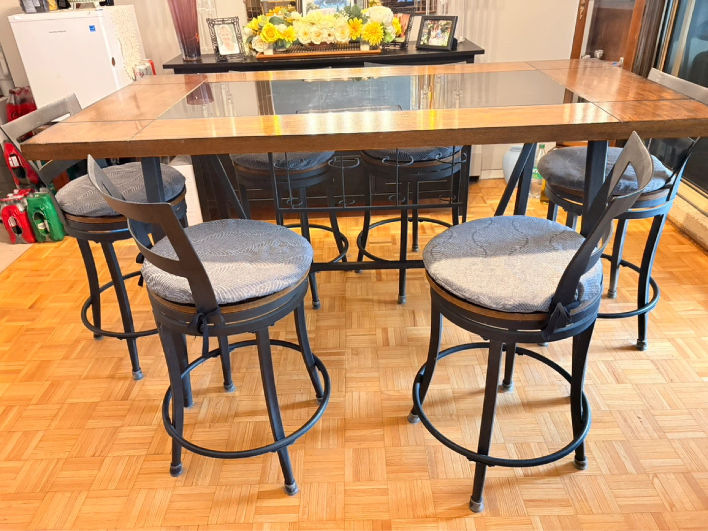 Wooden table with glass centre and 6 swivel bar stool chairs
