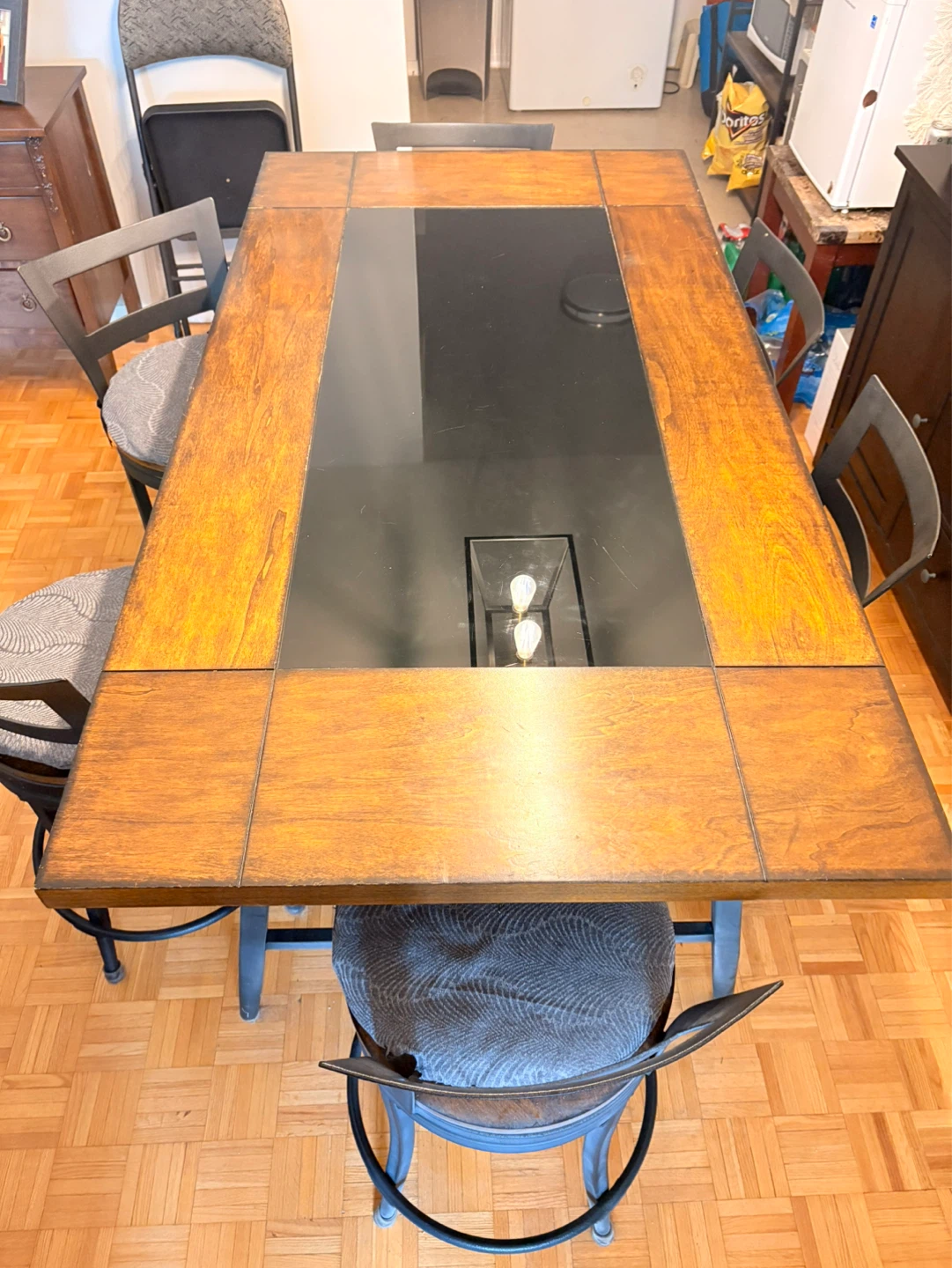 Wooden table with glass centre and 6 swivel bar stool chairs - photo 2