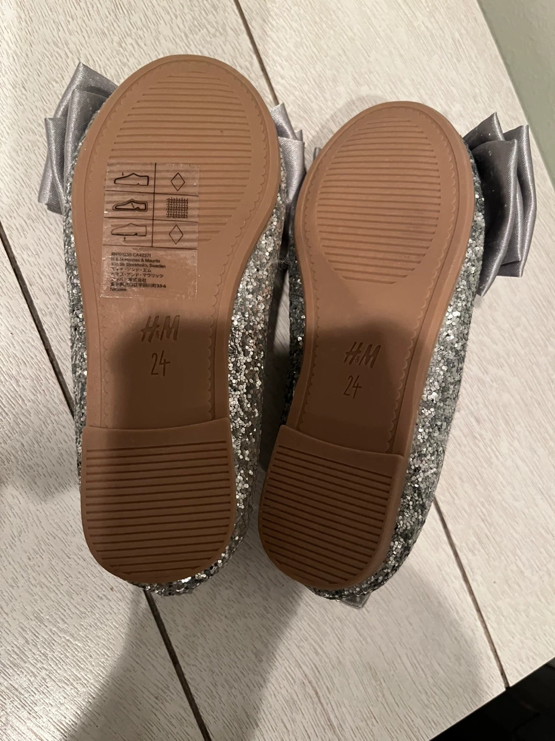 H&M Girls Elsa Glitter Bow Flats - Size 24 - photo 2