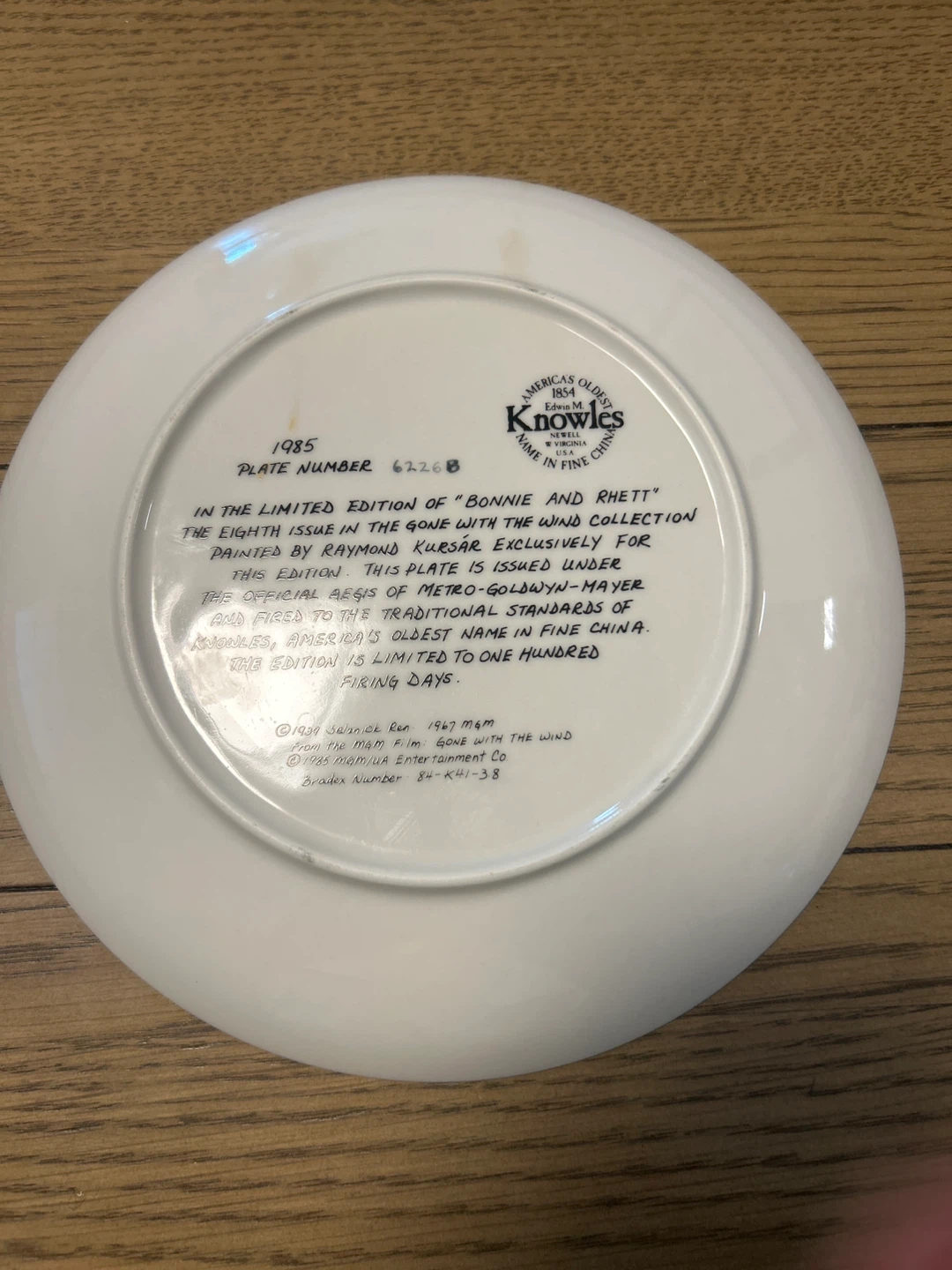 1985 Knowles "Bonnie and Rhett" Collector Plate - photo 2