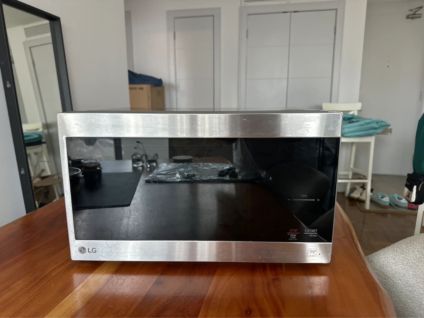 LG Microwave - photo 2