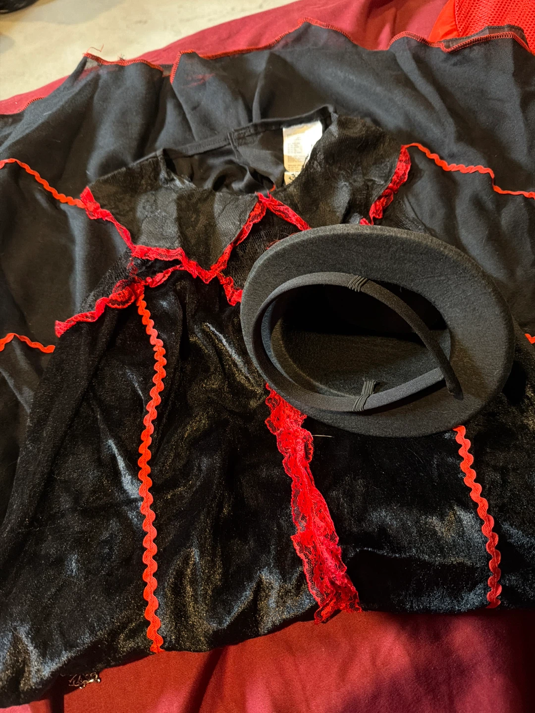 Black and Red Costume with Hat - photo 2
