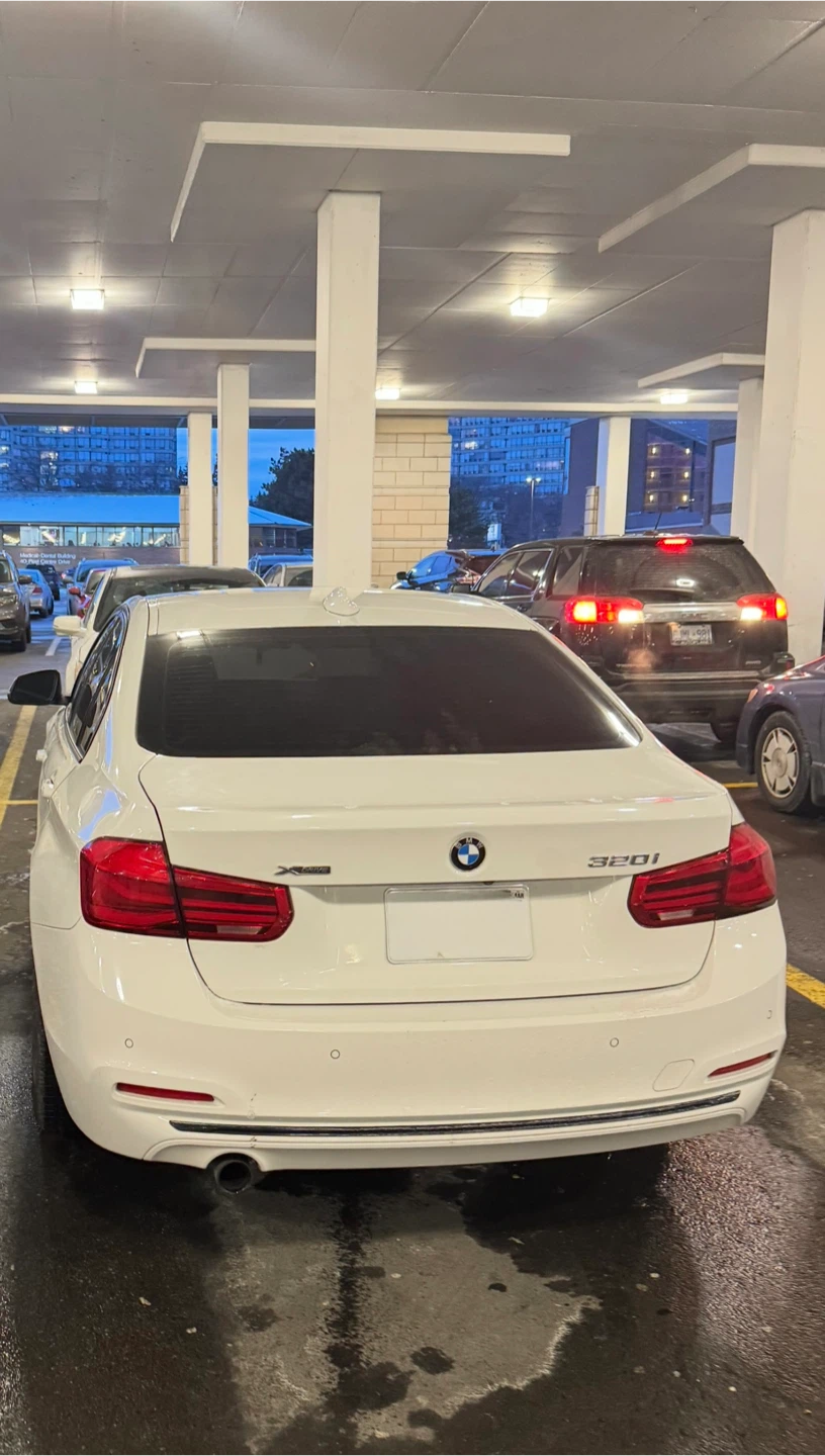 White BMW 320i Sedan - photo 3
