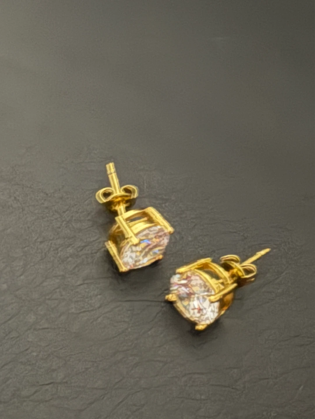 Boucles d'oreilles dorées avec pierres scintillantes
