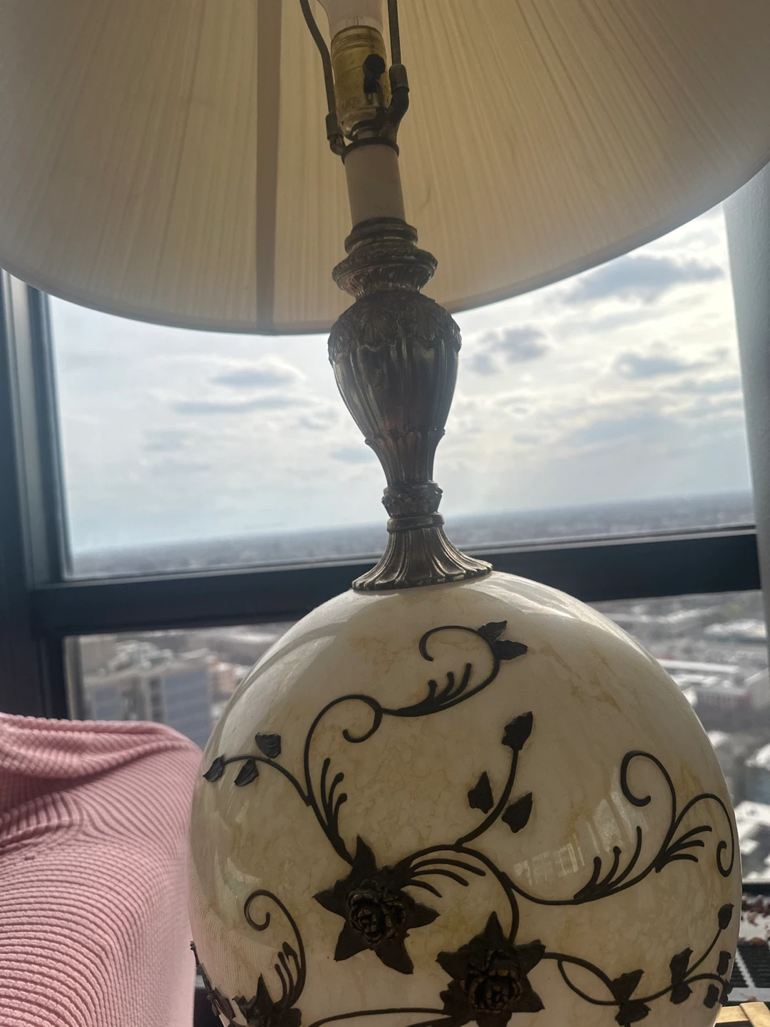 Decorative vintage Table Lamp with Floral Accents - photo 3