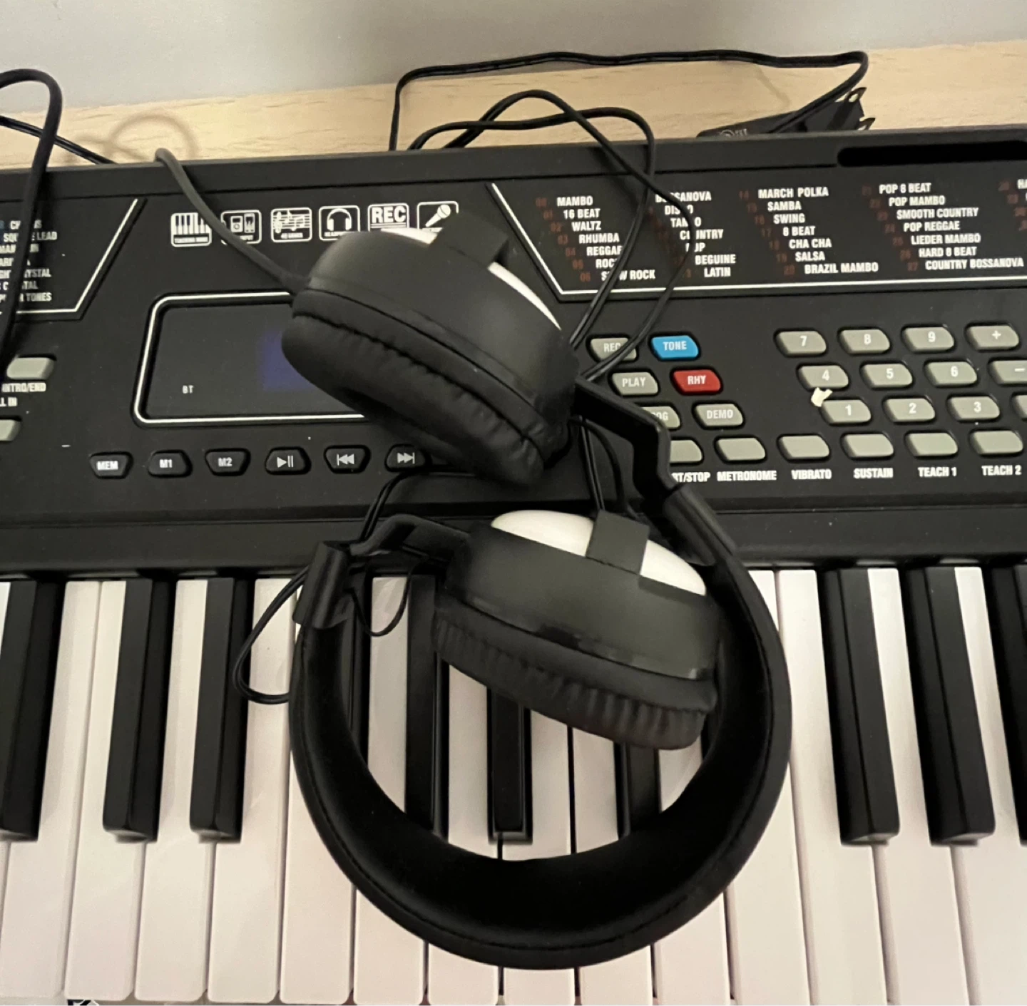 Keyboard with Headphones and Stand - photo 2