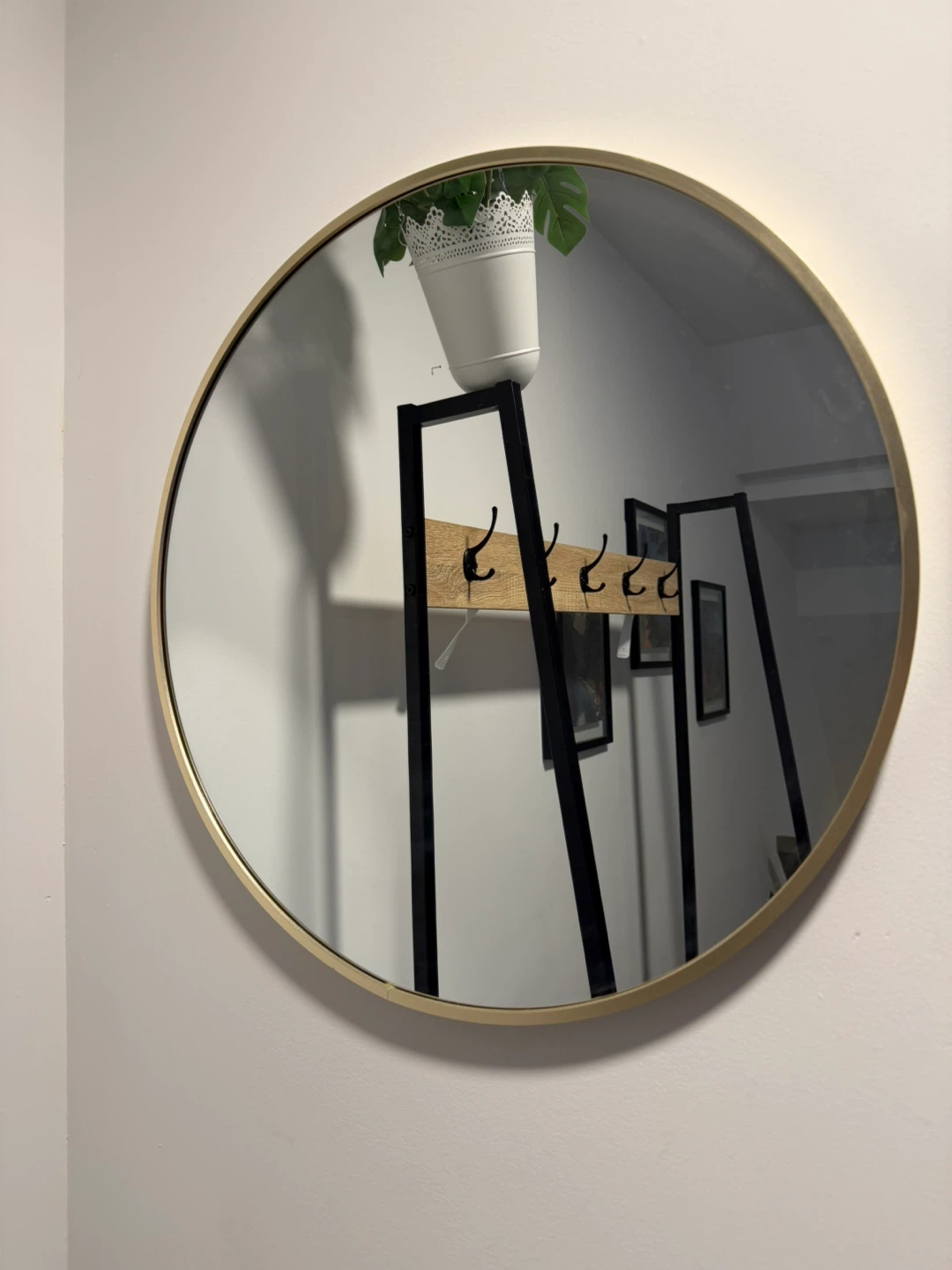 Round Gold Mirror - 20 x 20”