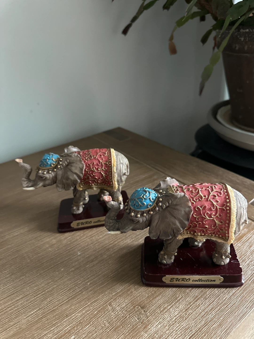 EURO Collection Decorative Elephants (Set of 2)