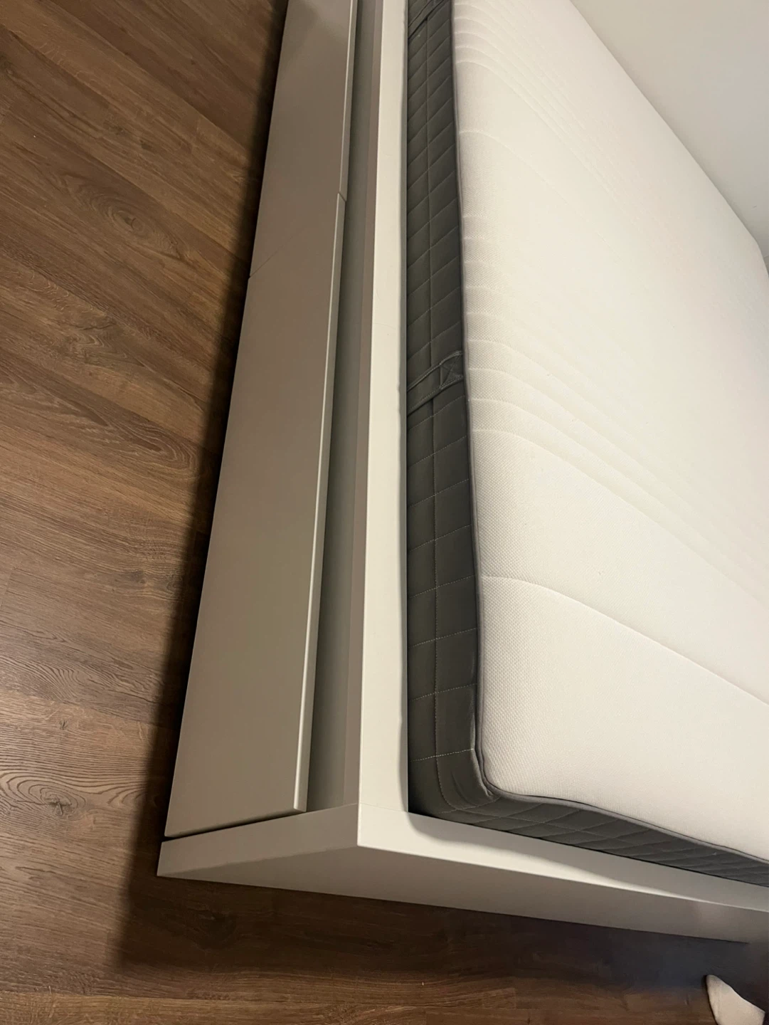 IKEA Malm Queen bed + 4 drawers + haugsvar mattresses - photo 3