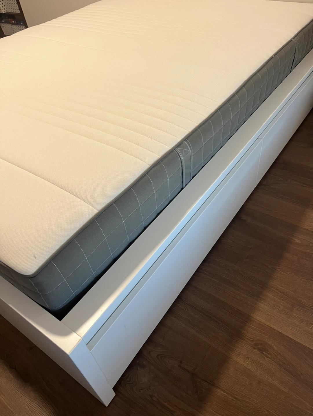 IKEA Malm Queen bed + 4 drawers + haugsvar mattresses - photo 2