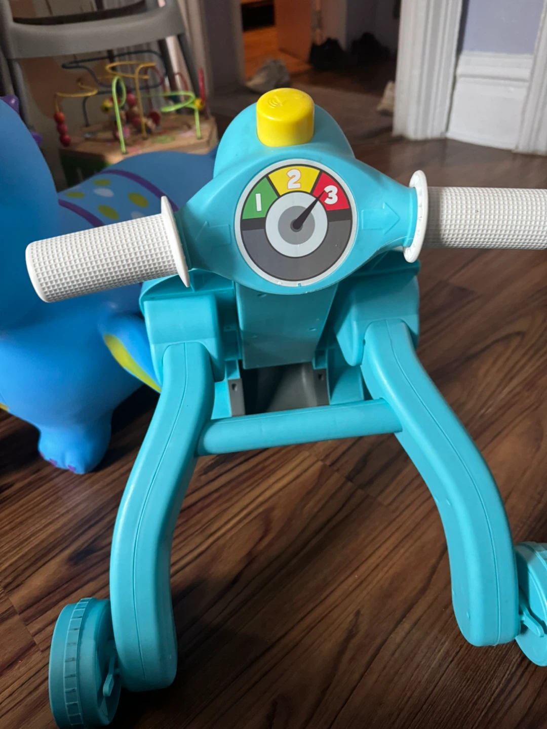 Little Tikes Scooter Activity Toy caminadora para bebé - photo 3