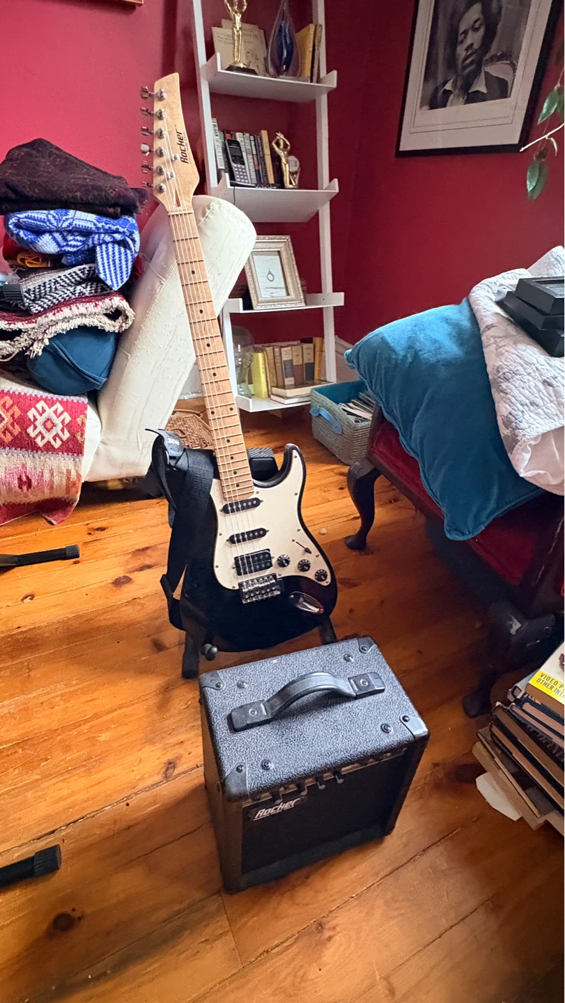 Rocker RX-100 Guitar and Amplifier - photo 4