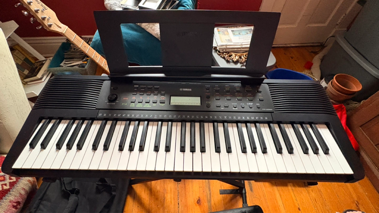 Yamaha Keyboard with Stand and Bench