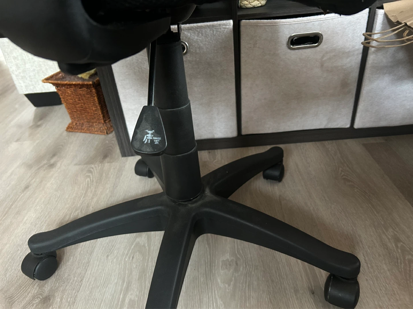 Black Mesh Office Chair - photo 2