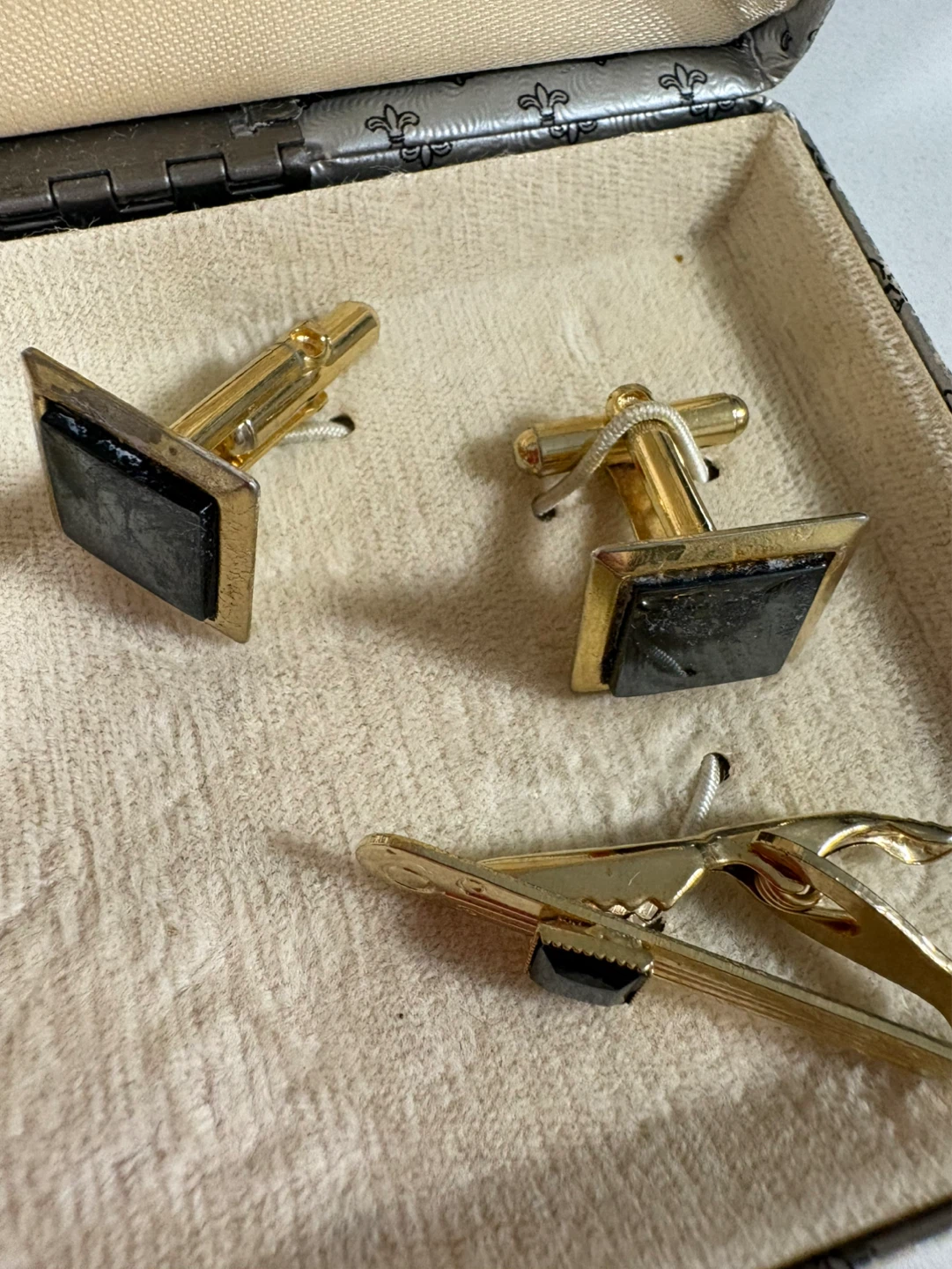Ensemble boutons et pince à cravate