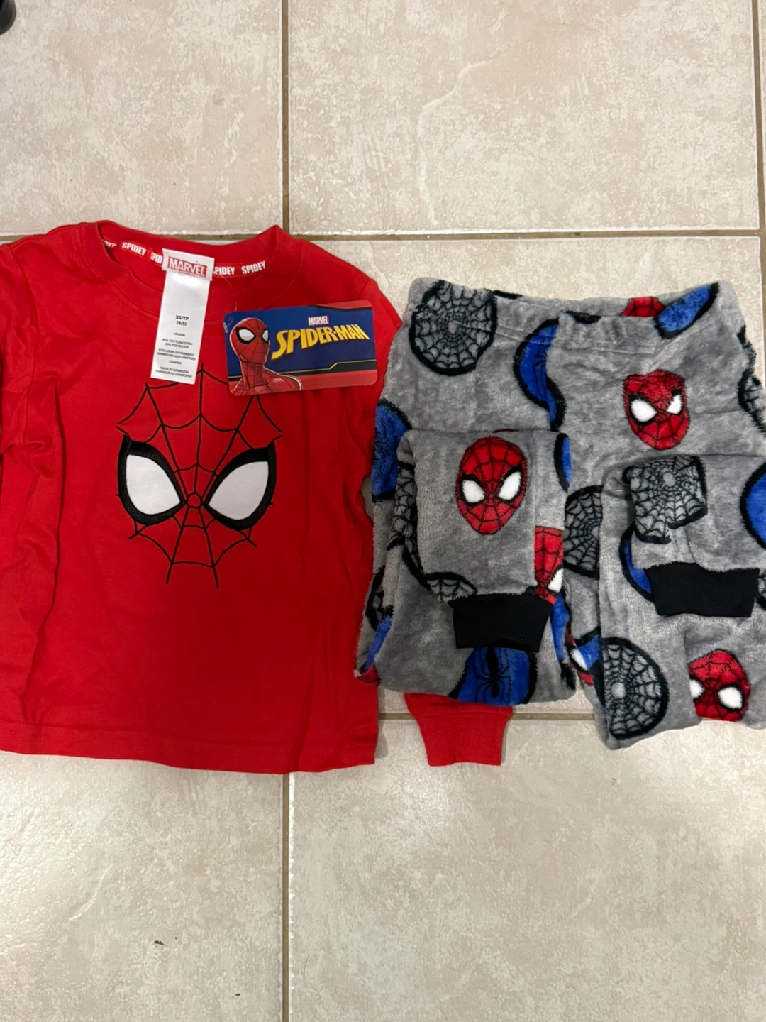 *Brand new, tags on!* Spiderman top/bottom Set Size XS (4/5)