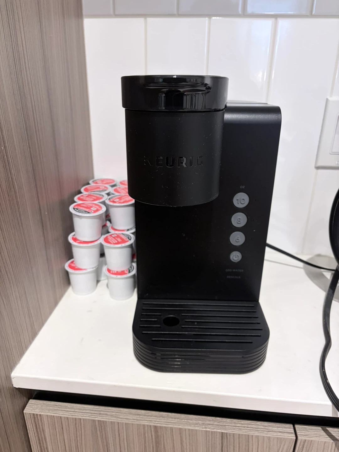 KEURIG coffee maker with 20 capsules