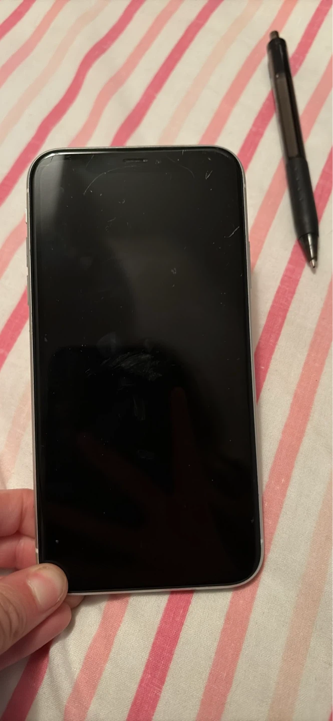 Apple iPhone XR - White 64 GB 77% battery health