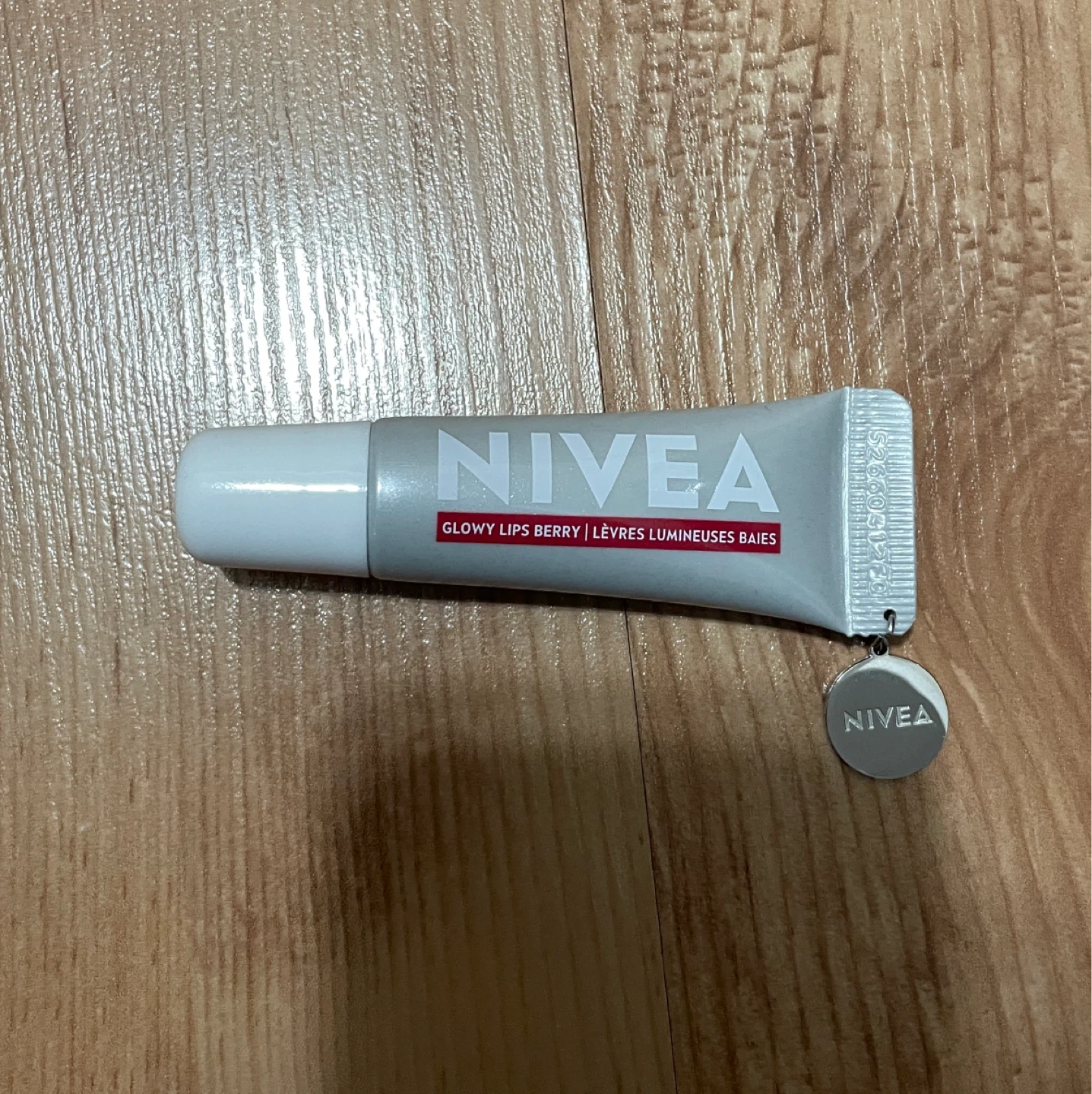Nivea glowy lips berry