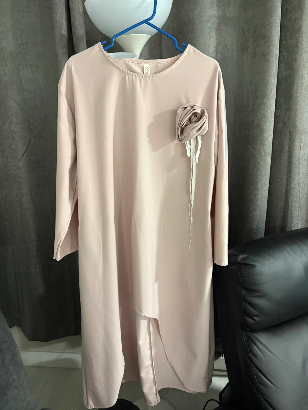 Robe  rose pâle avec fleur