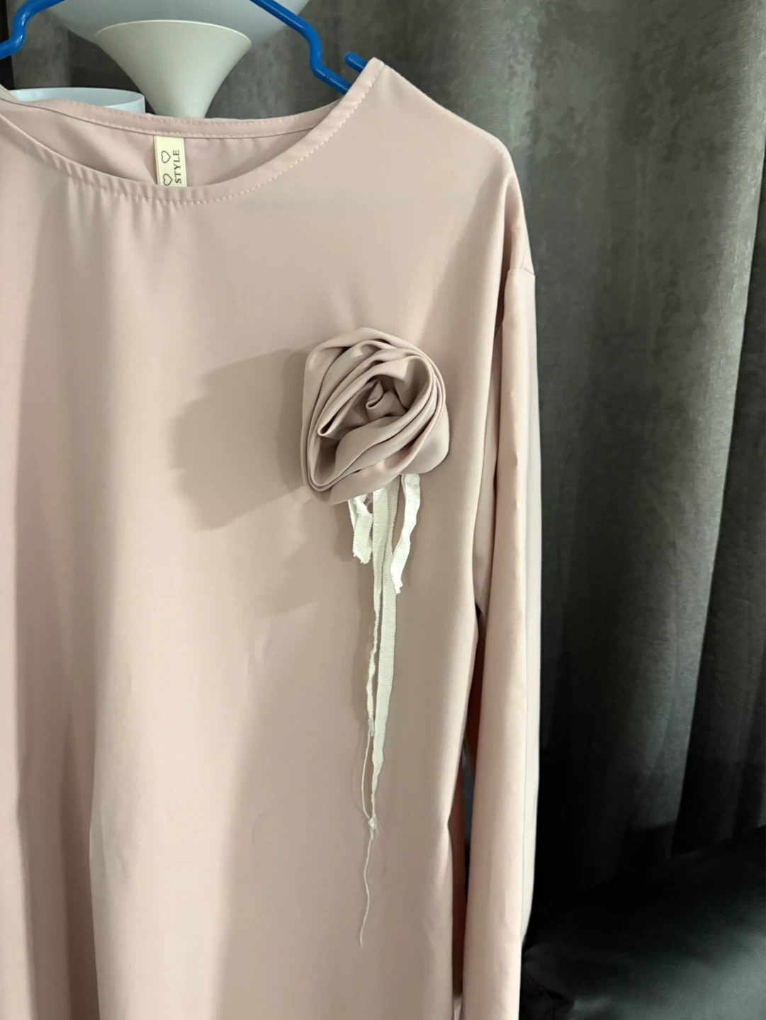 Robe  rose pâle avec fleur - photo 2
