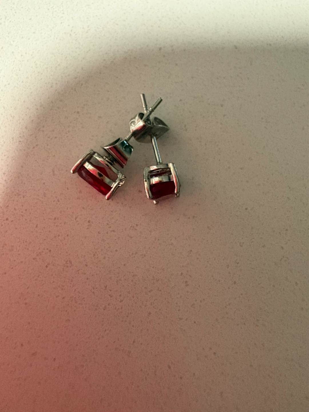 Boucles d'oreilles style diamant rouge